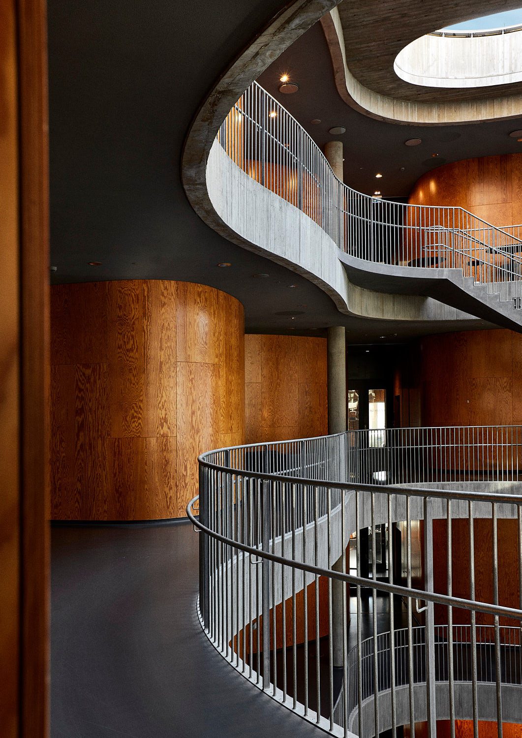 Buet trappe i et moderne atrium