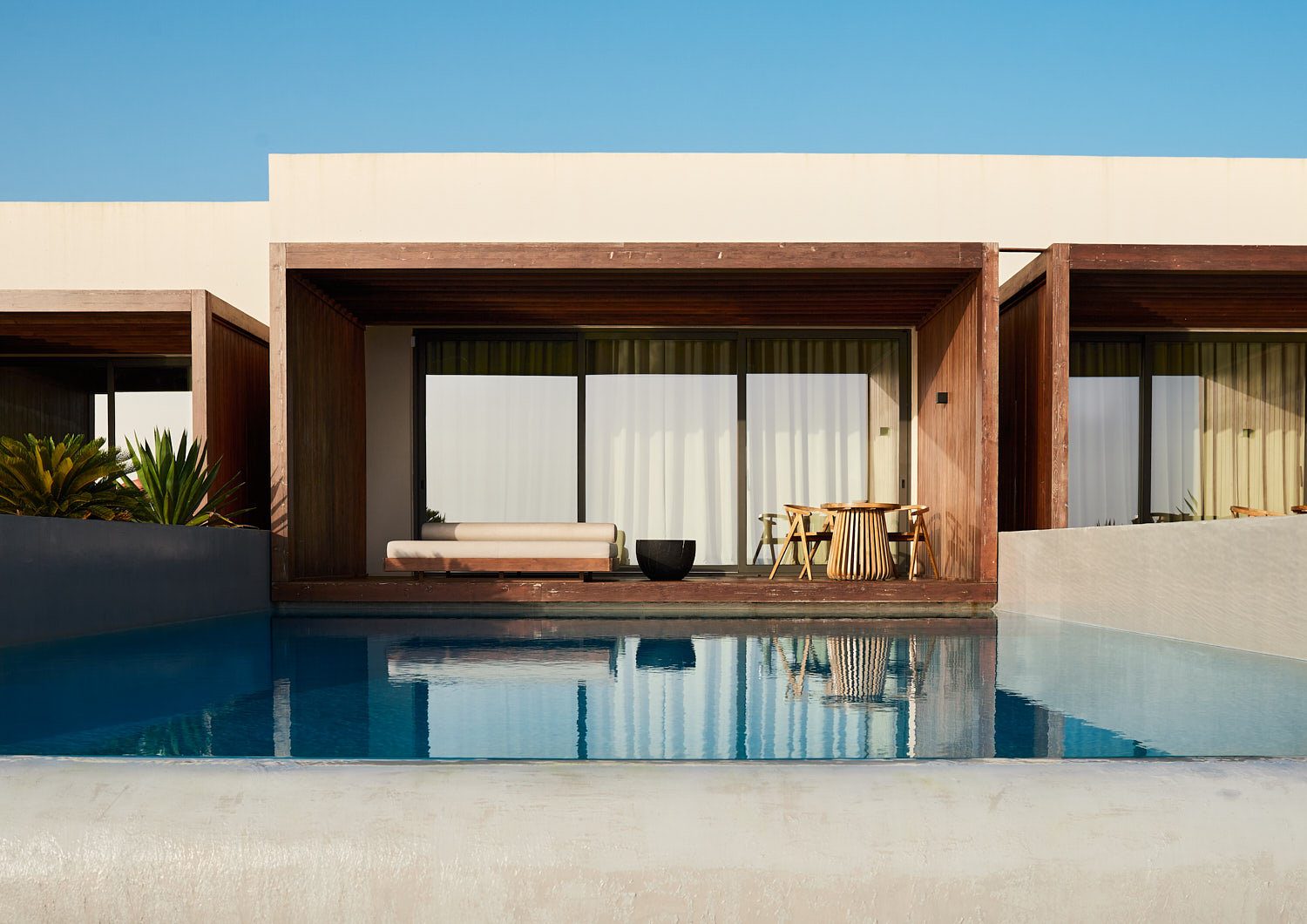 Moderne hus med pool i aftenlys