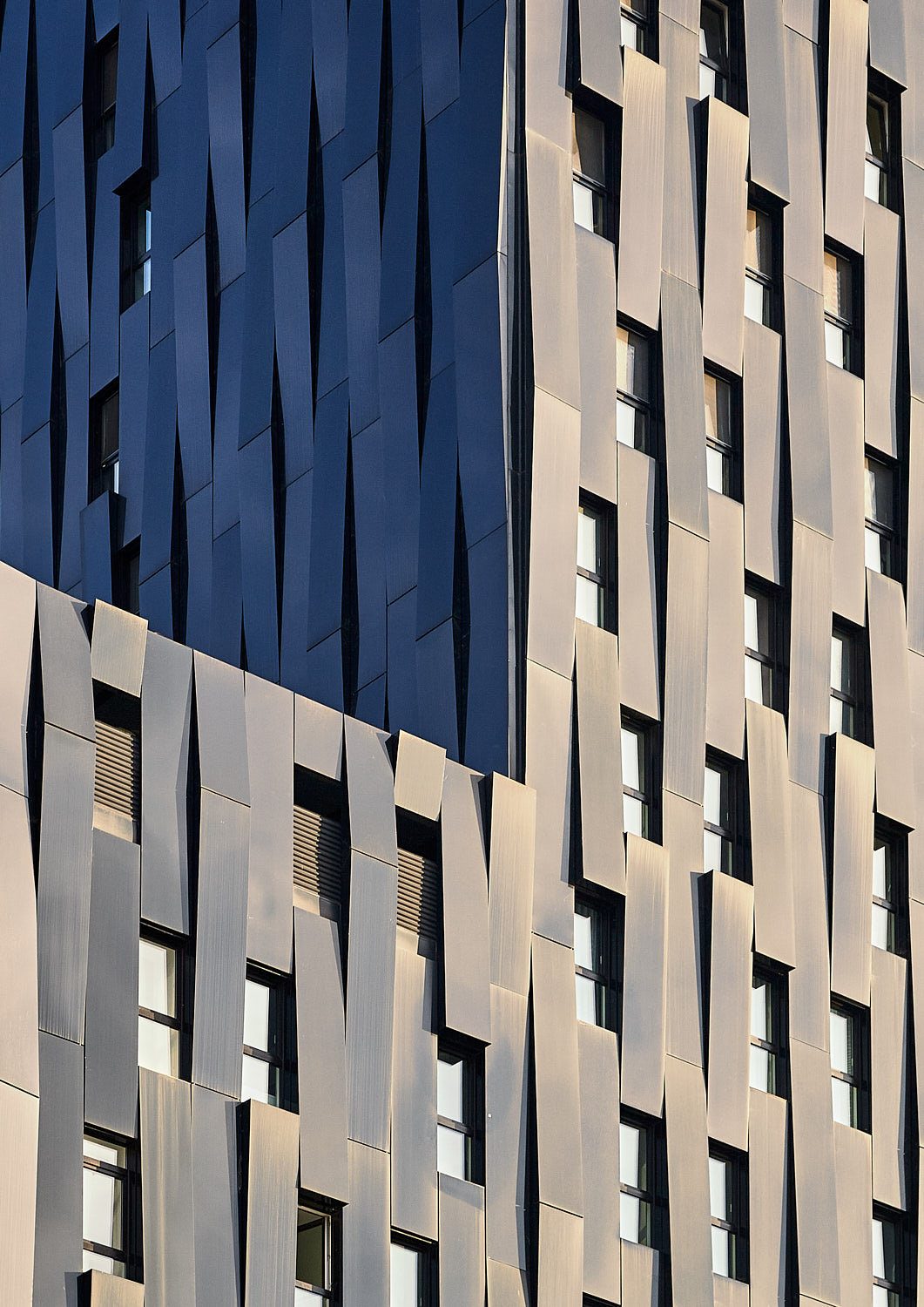 Facade med blå og hvide paneler