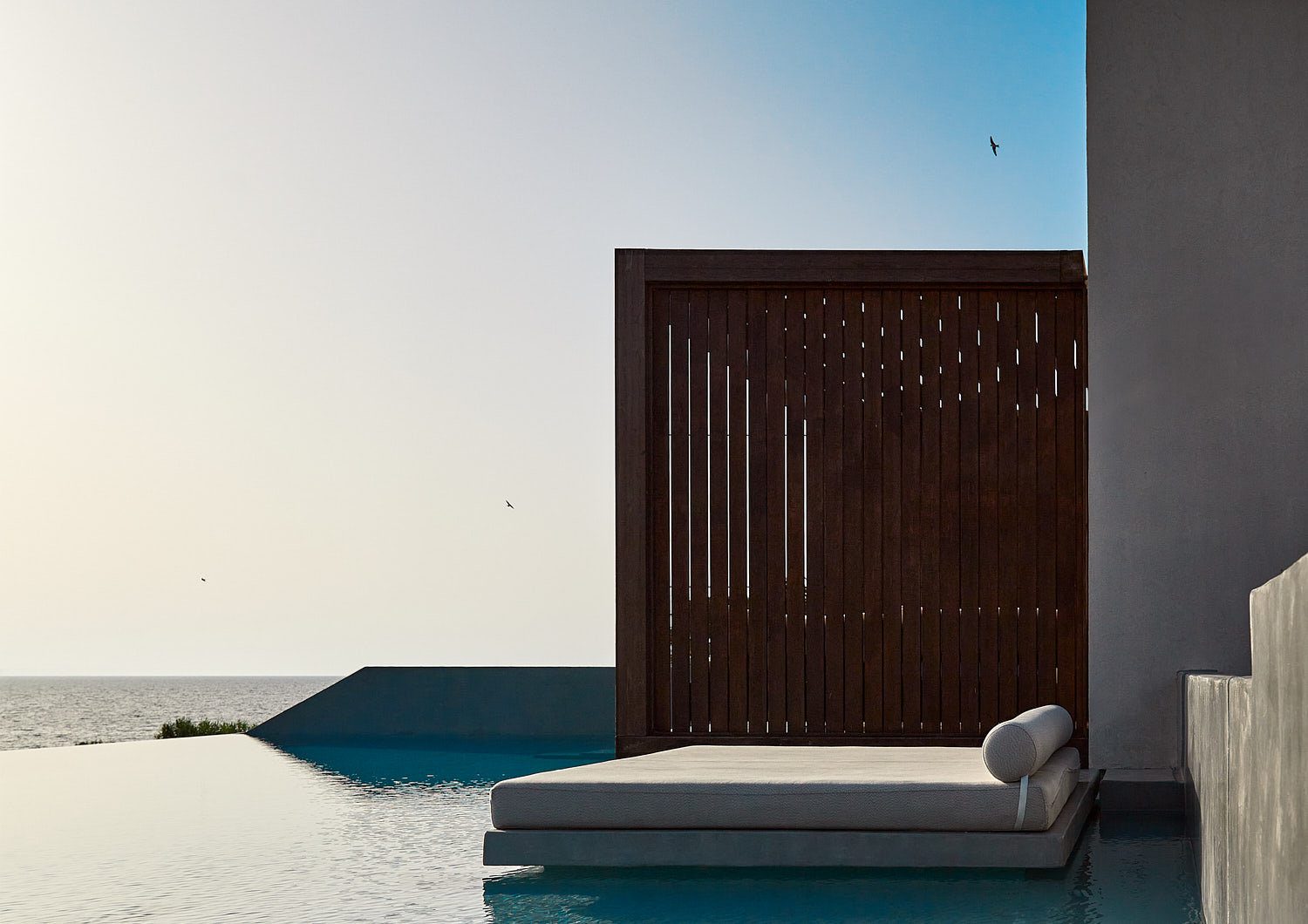 Minimalistisk poolområde ved havet