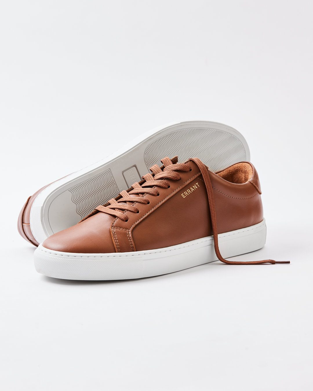 Brun læder-sneaker på hvid baggrund