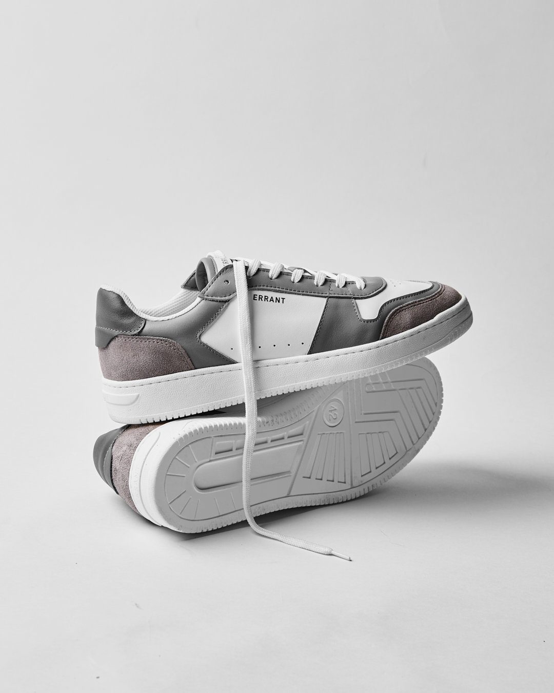 Grå sneaker set fra siden