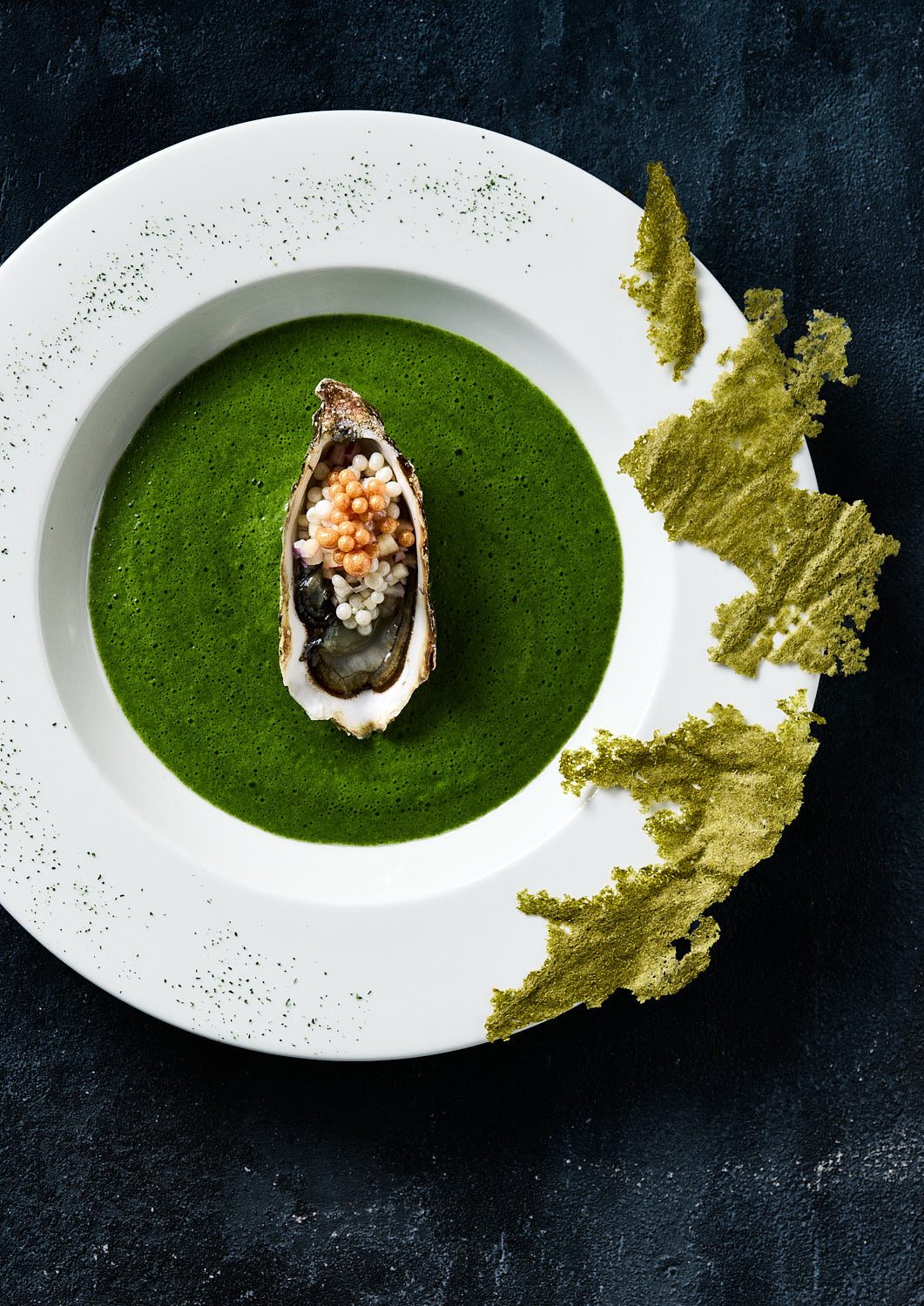 Anretning med østers og grøn sauce